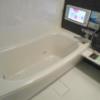 IKASU HOTEL(八王子市/ラブホテル)の写真『101号室、浴槽と浴室テレビ』by もんが～