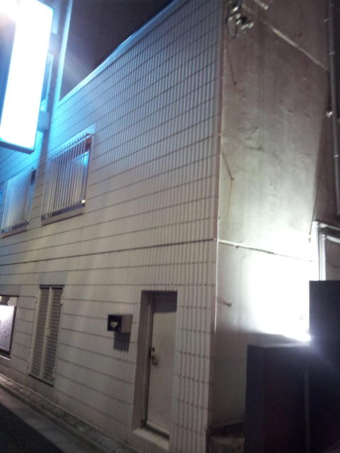 HOTEL WILL BASE 浅草店(台東区/ラブホテル)の写真『裏通りの外観(夜)②』by 少佐