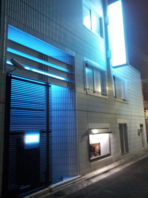 HOTEL WILL BASE 浅草店(台東区/ラブホテル)の写真『裏通りの外観(夜)①』by 少佐