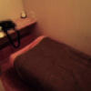 レンタルルーム ROOMS(新宿区/ラブホテル)の写真『1号室　真ん中のスプリングが壊れてるっぽいベッド』by ニューロン