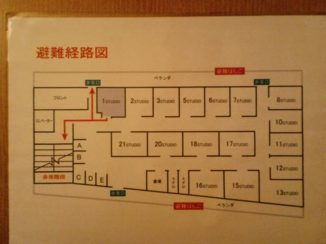 レンタルルーム ROOMS(新宿区/ラブホテル)の写真『1号室のドアに貼ってあった避難経路図』by ニューロン