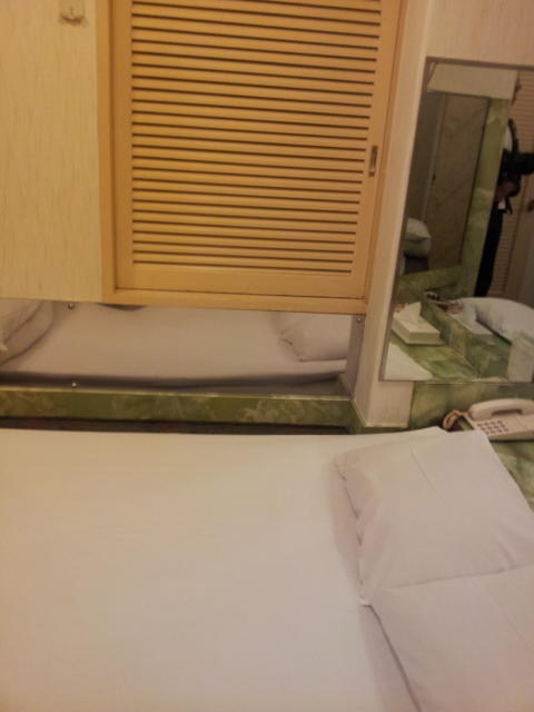 HOTEL BON（ボン）(新宿区/ラブホテル)の写真『ベッド横』by 少佐
