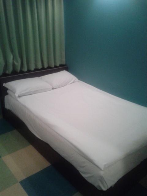 HOTEL Fine(ファイン)(新宿区/ラブホテル)の写真『302号室 清潔で広さ充分なベッド』by セイムス