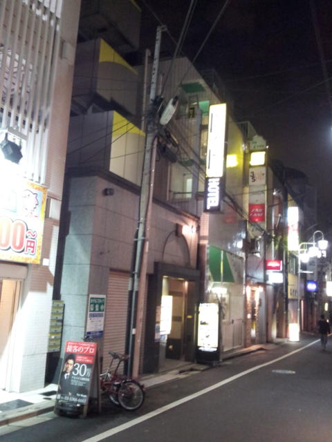 HOTEL ROCKS新宿(新宿区/ラブホテル)の写真『外観(夜)と通りの様子』by 少佐
