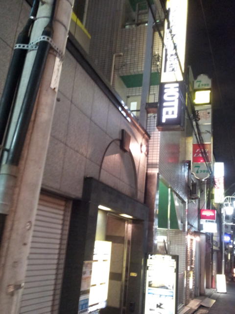 HOTEL ROCKS新宿(新宿区/ラブホテル)の写真『外観(夜)①』by 少佐