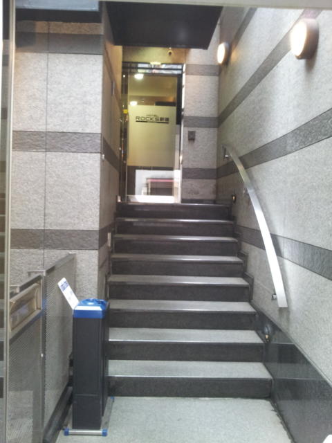 HOTEL ROCKS新宿(新宿区/ラブホテル)の写真『入口(昼)』by 少佐