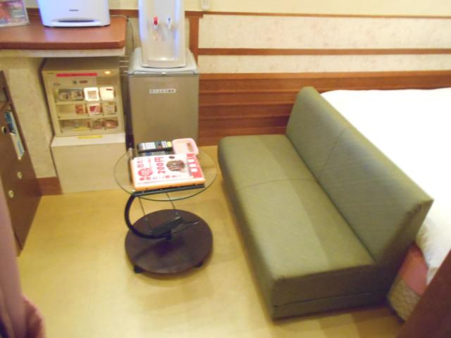 マリオネットアイネ(八王子市/ラブホテル)の写真『203号室、テーブルとソファー』by もんが～