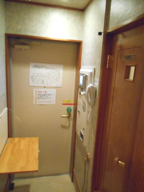 マリオネットアイネ(八王子市/ラブホテル)の写真『203号室、玄関（左に見える台は出前受け、右側はトイレのドアです）』by もんが～