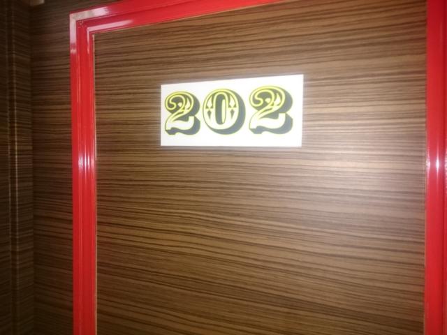 TOP(トップ)(渋谷区/ラブホテル)の写真『＃202　玄関ドア　エレベーターから出て直ぐ右側です。』by 名無しさん（ID:7972）