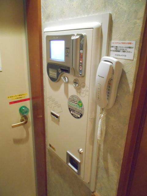 マリオネットアイネ(八王子市/ラブホテル)の写真『203号室、自動清算機と電話』by もんが～