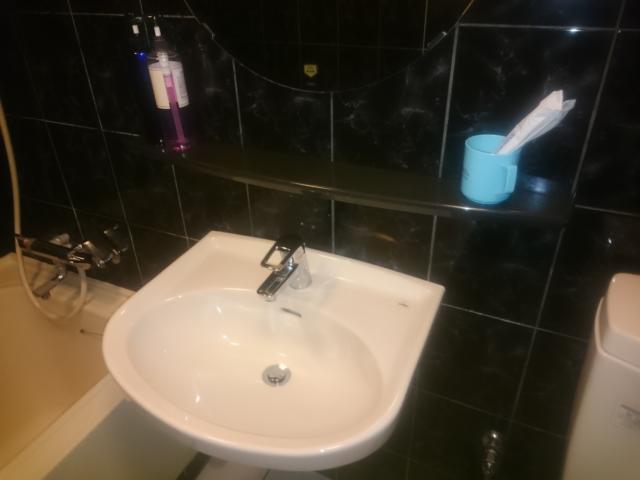 TOP(トップ)(渋谷区/ラブホテル)の写真『洗面台には、ソープ2本と歯ブラシ2本しかありません。宿泊は想定されていないと思われる。』by 名無しさん（ID:7972）
