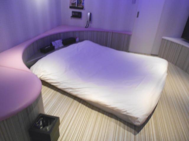 IKASU HOTEL(八王子市/ラブホテル)の写真『407号室、ベッド』by もんが～