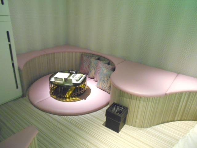 IKASU HOTEL(八王子市/ラブホテル)の写真『407号室、テーブルとソファー』by もんが～