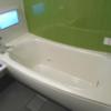 IKASU HOTEL(八王子市/ラブホテル)の写真『407号室、浴槽と浴室テレビ』by もんが～