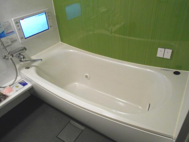 IKASU HOTEL(八王子市/ラブホテル)の写真『407号室、浴槽と浴室テレビ』by もんが～