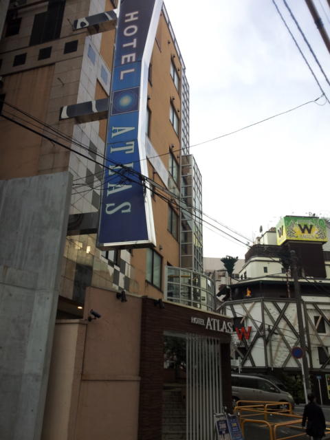 ホテル ATLAS(アトラス)(新宿区/ラブホテル)の写真『入口付近の様子(昼)』by 少佐