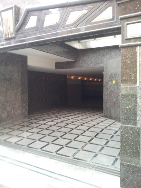 アーバンステージ(新宿区/ラブホテル)の写真『駐車場内部(昼)』by 少佐