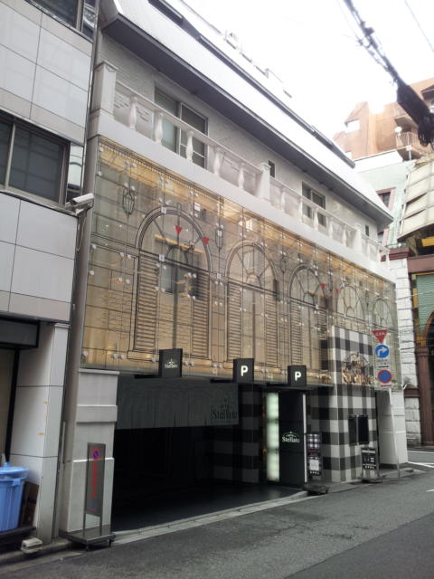 HOTEL STELLATE(ステラート)(新宿区/ラブホテル)の写真『駐車場入口付近(昼)』by 少佐