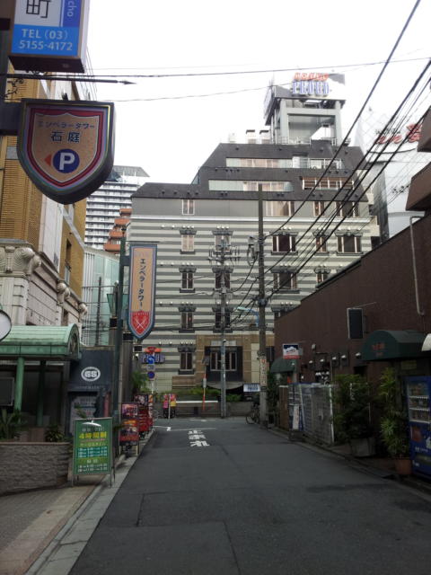 HOTEL PROUD（プラウド）(新宿区/ラブホテル)の写真『外観・遠景①』by 少佐