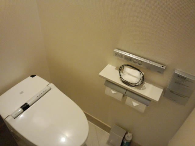 ホテル PASHA RESORT(パシャリゾート)(新宿区/ラブホテル)の写真『402号室トイレ。ロールスクリーンを降ろさないと、風呂から覗ける』by 名無しさん（ID:599）