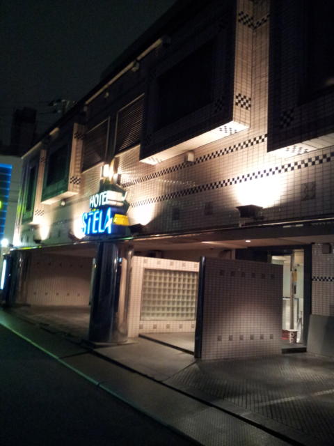 HOTEL STELA（ステラ）(台東区/ラブホテル)の写真『駐車場入口付近(夜)』by 少佐
