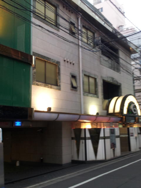 HOTEL Ｇ-７(新宿区/ラブホテル)の写真『駐車場の入口付近(夕方)』by 少佐