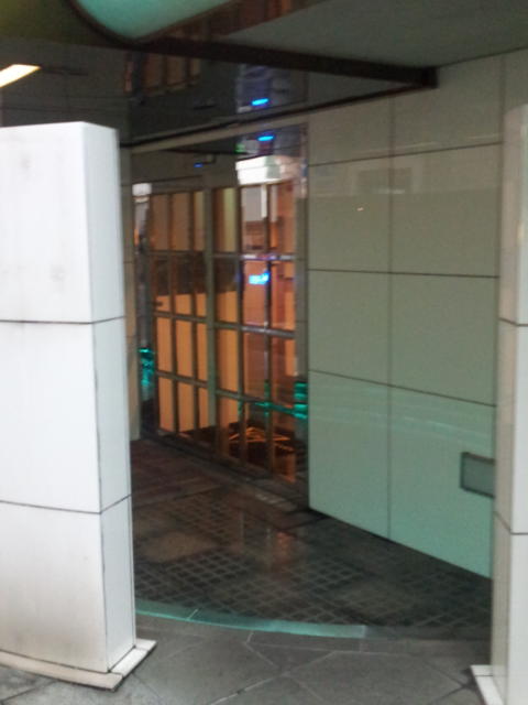 HOTEL Ｇ-７(新宿区/ラブホテル)の写真『入口自動ドア(夕方)』by 少佐
