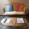ホテル ファニーズ(横浜市中区/ラブホテル)の写真『404号室　テーブルと籐のソファ』by INA69