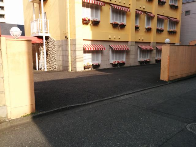 ミレイ(品川区/ラブホテル)の写真『昼の駐車場出入口』by ましりと