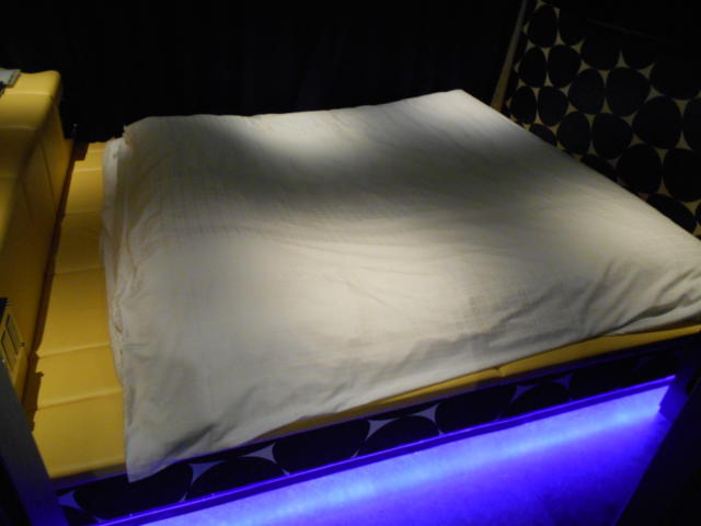 IKASU HOTEL(八王子市/ラブホテル)の写真『202号室、ほぼベッドでいっぱいという感じの部屋でした。』by もんが～