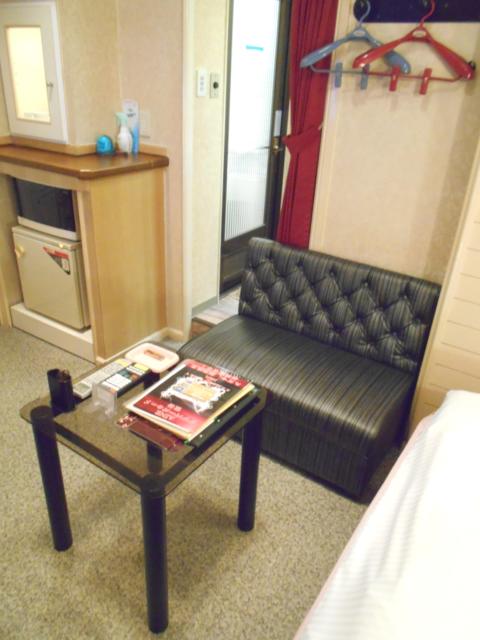 マリオネットアイネ(八王子市/ラブホテル)の写真『206号室、テーブルとソファー』by もんが～