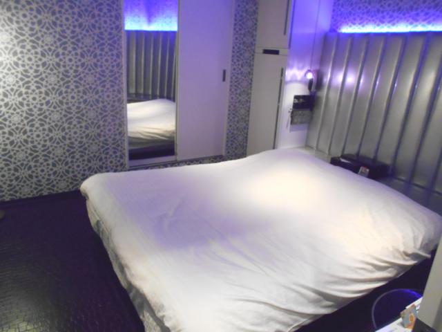 IKASU HOTEL(八王子市/ラブホテル)の写真『303号室、ベッド』by もんが～