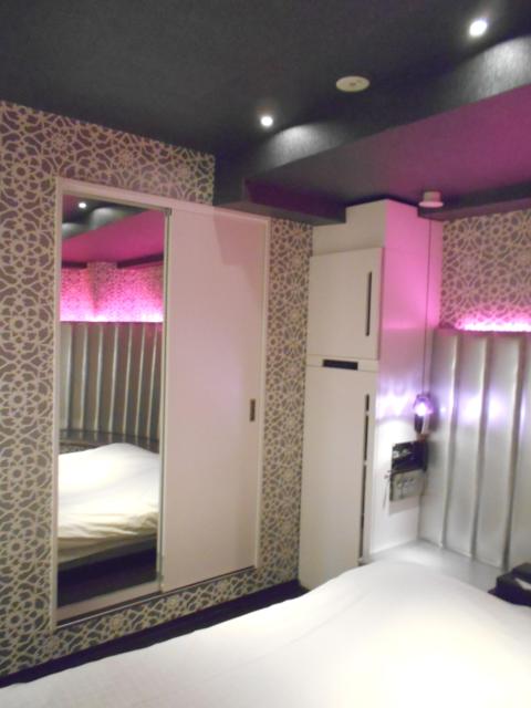 IKASU HOTEL(八王子市/ラブホテル)の写真『303号室、洗面所と浴室への入り口の扉を閉じると鏡が現れます。』by もんが～