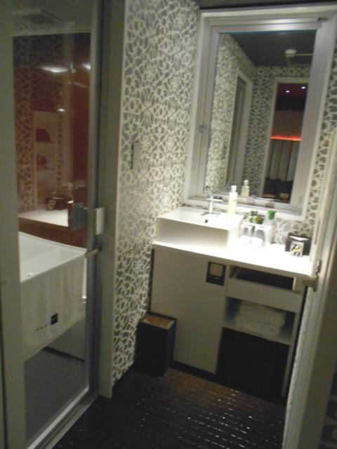 IKASU HOTEL(八王子市/ラブホテル)の写真『303号室、洗面所と浴室のドア』by もんが～
