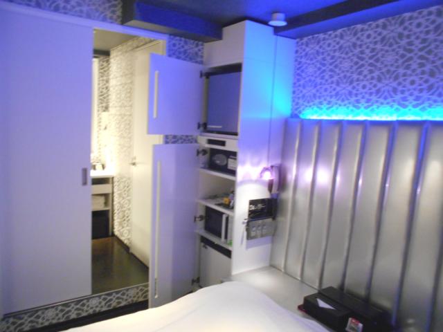 IKASU HOTEL(八王子市/ラブホテル)の写真『303号室、冷蔵庫と電子レンジなどは棚に収納されています。』by もんが～