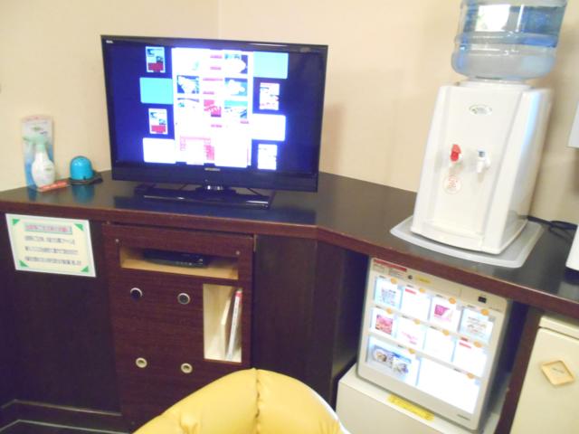 マリオネットアイネ(八王子市/ラブホテル)の写真『301号室、テレビとウォーターサーバーなど』by もんが～