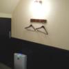マリオネットアイネ(八王子市/ラブホテル)の写真『301号室、壁のハンガーと空気清浄機』by もんが～