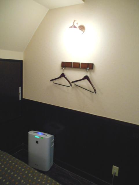 マリオネットアイネ(八王子市/ラブホテル)の写真『301号室、壁のハンガーと空気清浄機』by もんが～