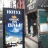 CHECK INN BALI(豊島区/ラブホテル)の写真『袋小路方向よりコルトン看板越しに入口を望む』by ルーリー９nine