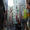ホテル ナポリ(豊島区/ラブホテル)の写真『サンシャイン通りより外壁全体を望む(画面中央、ベージュ色)』by ルーリー９nine