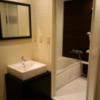 池袋グランドホテル(豊島区/ラブホテル)の写真『407号室 浴室入り口と洗面台と鏡』by ニューロン