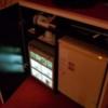フロンティア(八王子市/ラブホテル)の写真『502号室冷蔵庫、アダルトグッズ販売機』by 三枚坂