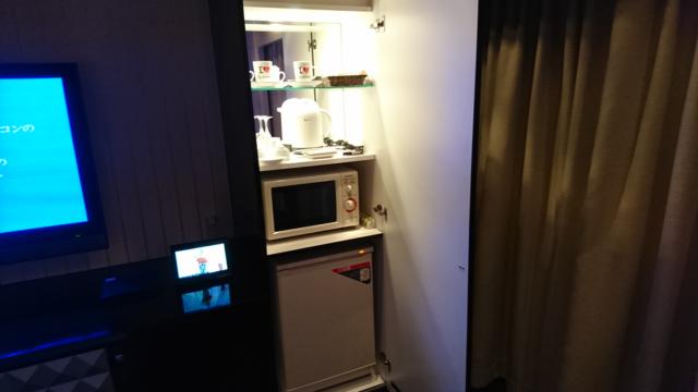 アラウダリゾート国立(国立市/ラブホテル)の写真『食器棚、電子レンジ』by おむすび