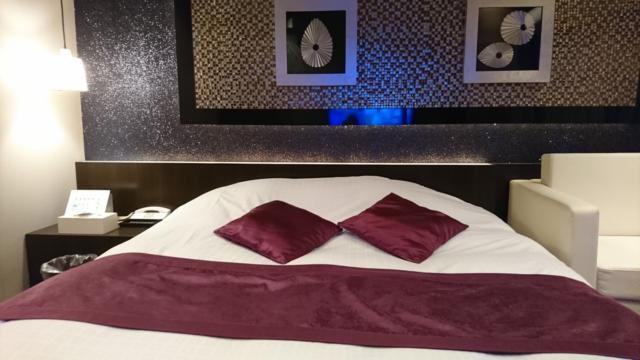 アラウダリゾート国立(国立市/ラブホテル)の写真『ベッドと壁飾り』by おむすび