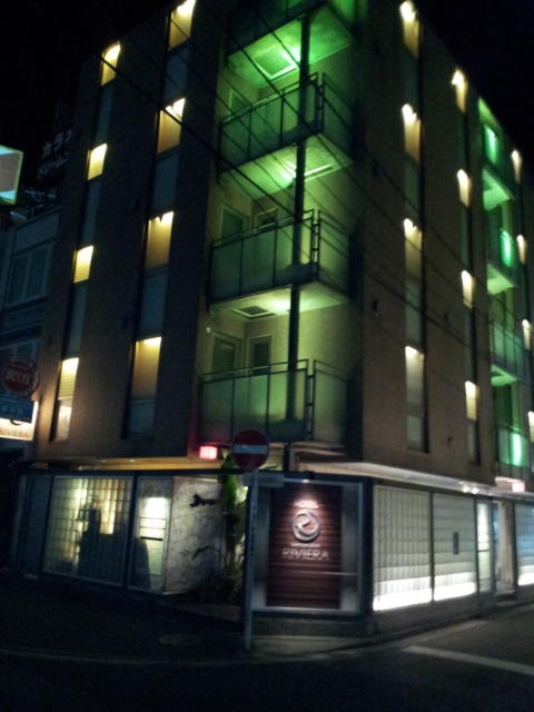 HOTEL RIVIERA(リビエラ)(横浜市西区/ラブホテル)の写真『正面の外観(夜・色違い)③』by 少佐