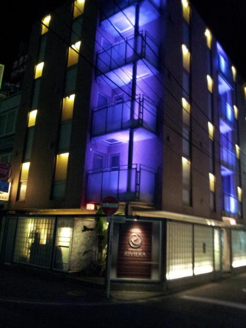 HOTEL RIVIERA(リビエラ)(横浜市西区/ラブホテル)の写真『正面の外観(夜・色違い)①』by 少佐