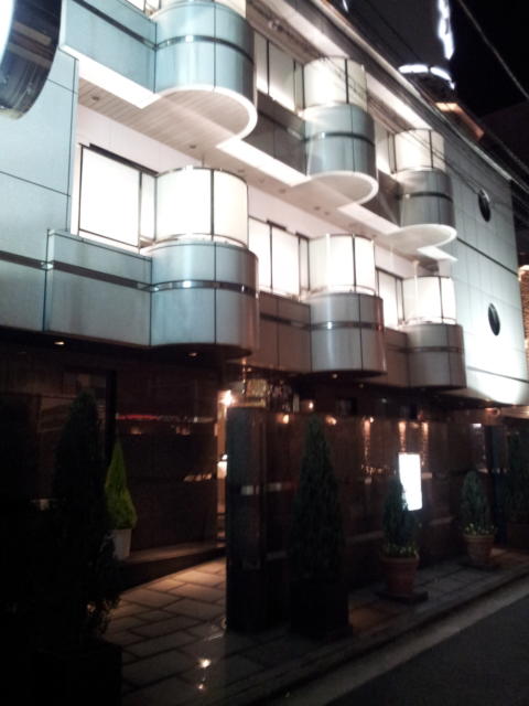 ホテル サラサ(横浜市西区/ラブホテル)の写真『暗いけど入口付近』by 少佐