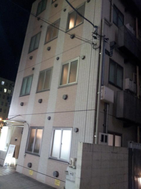 アクア横浜(横浜市西区/ラブホテル)の写真『入口付近の様子(夜)③』by 少佐