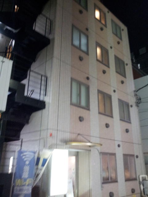 アクア横浜(横浜市西区/ラブホテル)の写真『入口付近の様子(夜)』by 少佐