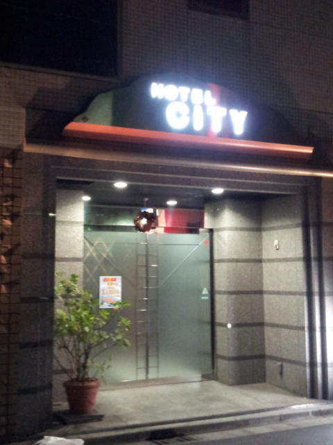 HOTEL CITY(川崎市川崎区/ラブホテル)の写真『入口(夜)』by 少佐